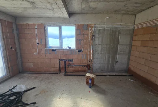 Къща на етап груб строеж във Варна