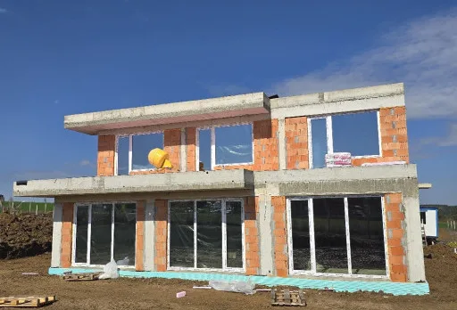 Къща на етап груб строеж във Варна