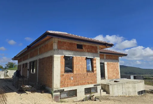 Класическа къща с покрив от керемиди – Рогачево 