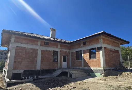 Класическа къща с покрив от керемиди – Рогачево 