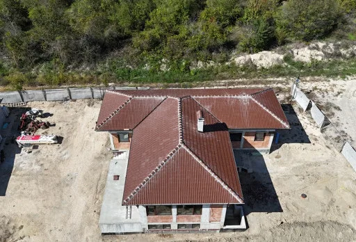 Класическа къща с покрив от керемиди – Рогачево 