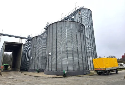 Строителство на бетонни рампи и площадки на складове за зърно и силози в Генерал Тошево