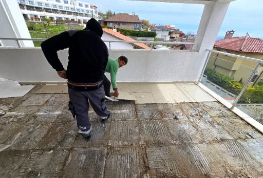 Reparaturarbeiten an einer Terrasse eines Hauses in Balchik