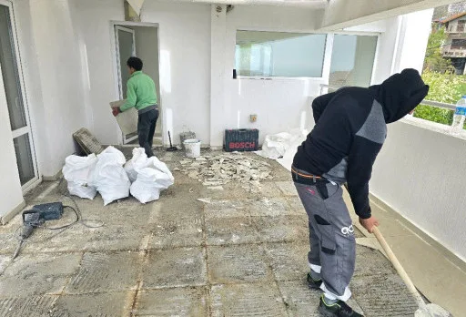 Reparaturarbeiten an einer Terrasse eines Hauses in Balchik