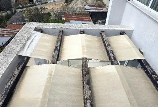 Reparaturarbeiten an einer Terrasse eines Hauses in Balchik