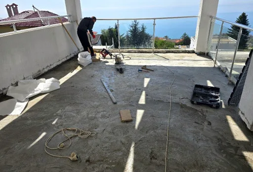 Reparaturarbeiten an einer Terrasse eines Hauses in Balchik