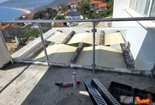 Reparaturarbeiten an einer Terrasse eines Hauses in Balchik