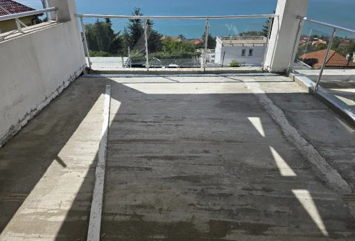 Reparaturarbeiten an einer Terrasse eines Hauses in Balchik