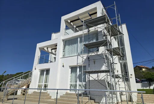 Reparaturarbeiten an einer Terrasse eines Hauses in Balchik