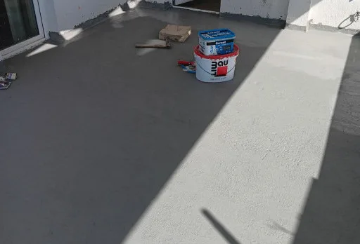 Reparaturarbeiten an einer Terrasse eines Hauses in Balchik