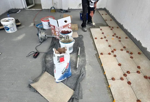 Reparaturarbeiten an einer Terrasse eines Hauses in Balchik