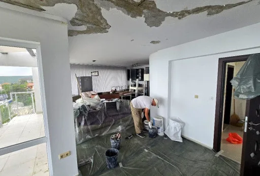 Reparaturarbeiten an einer Terrasse eines Hauses in Balchik
