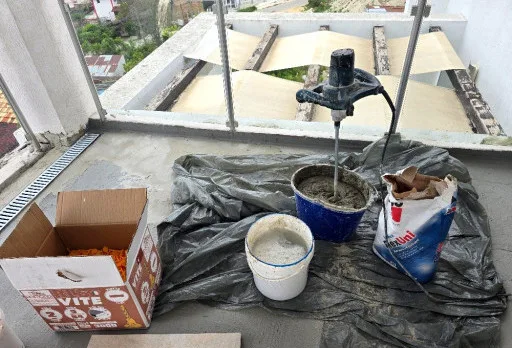 Reparaturarbeiten an einer Terrasse eines Hauses in Balchik