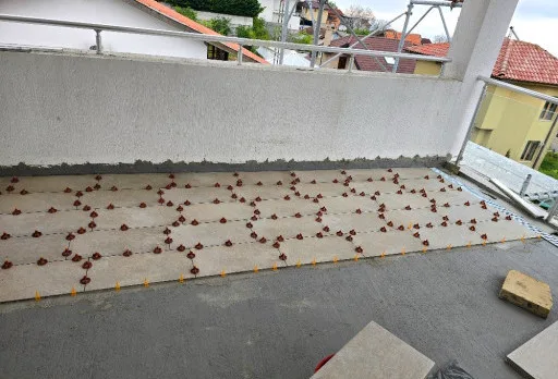 Reparaturarbeiten an einer Terrasse eines Hauses in Balchik
