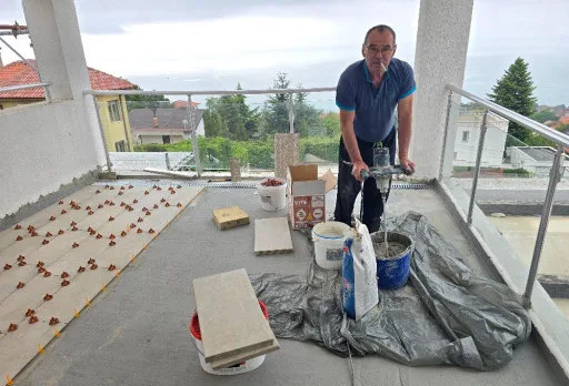 Reparaturarbeiten an einer Terrasse eines Hauses in Balchik
