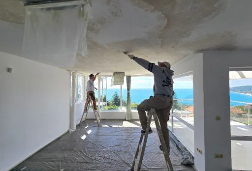 Reparaturarbeiten an einer Terrasse eines Hauses in Balchik