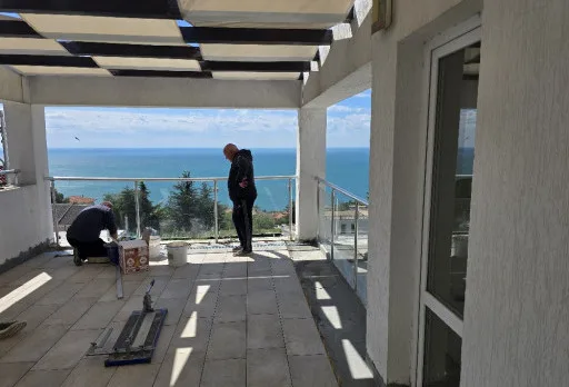 Reparaturarbeiten an einer Terrasse eines Hauses in Balchik