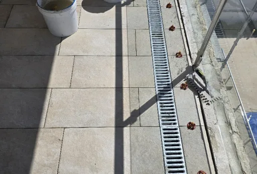 Reparaturarbeiten an einer Terrasse eines Hauses in Balchik