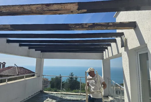 Reparaturarbeiten an einer Terrasse eines Hauses in Balchik