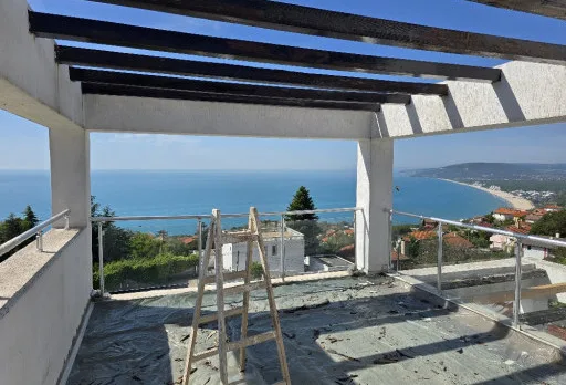 Reparaturarbeiten an einer Terrasse eines Hauses in Balchik