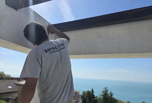 Reparaturarbeiten an einer Terrasse eines Hauses in Balchik