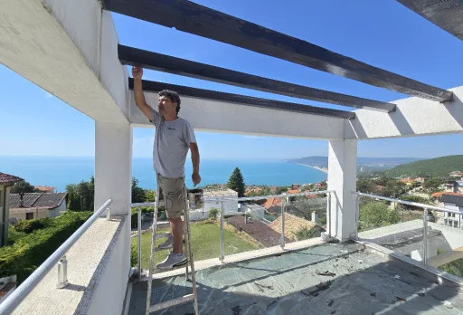 Reparaturarbeiten an einer Terrasse eines Hauses in Balchik