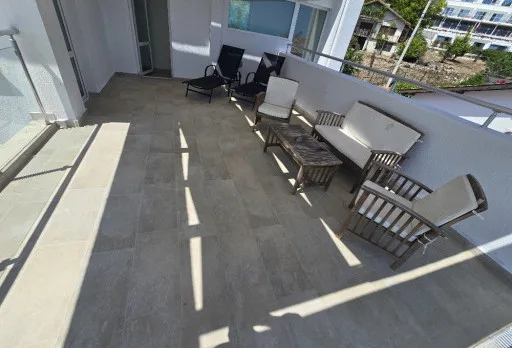 Reparaturarbeiten an einer Terrasse eines Hauses in Balchik
