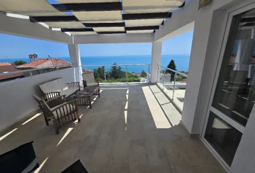 Reparaturarbeiten an einer Terrasse eines Hauses in Balchik