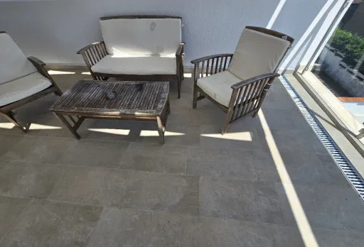 Reparaturarbeiten an einer Terrasse eines Hauses in Balchik