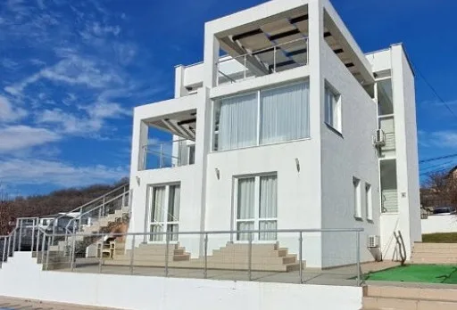 Reparaturarbeiten an einer Terrasse eines Hauses in Balchik