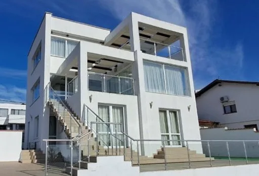 Reparaturarbeiten an einer Terrasse eines Hauses in Balchik
