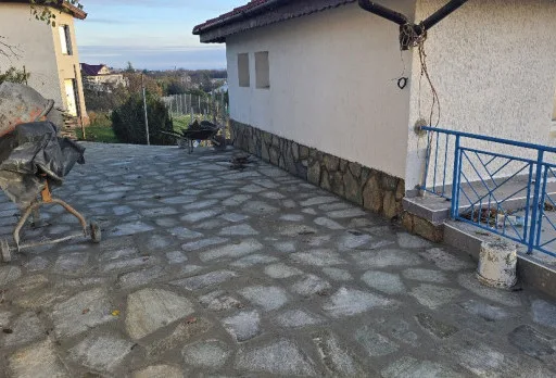 Направа на настилка от камък гнайс по паркинг и външно стълбище