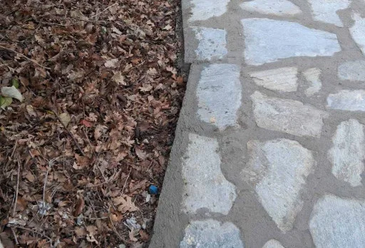Направа на настилка от камък гнайс по паркинг и външно стълбище