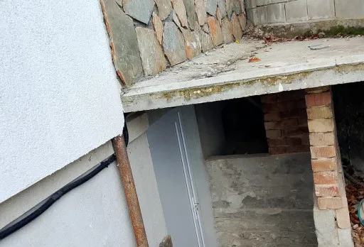 Направа на настилка от камък гнайс по паркинг и външно стълбище