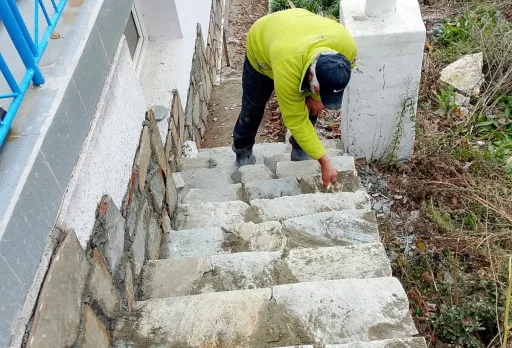 Направа на настилка от камък гнайс по паркинг и външно стълбище