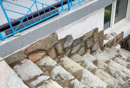 Направа на настилка от камък гнайс по паркинг и външно стълбище
