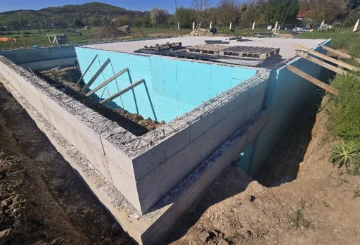 Bau eines Holzbauhauses in der Nähe von Varna