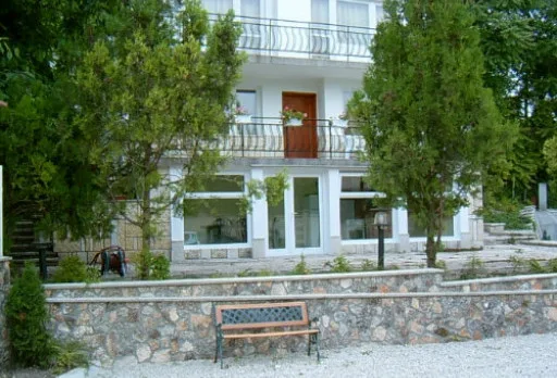 Направа на път и масивна ограда на вила до Балчик