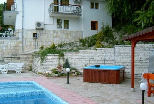 Направа на път и масивна ограда на вила до Балчик