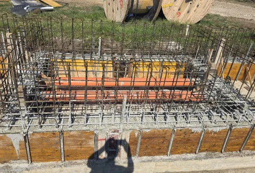 Bau der Fundamente für ein Photovoltaikkraftwerk in der Nähe von Dobrich