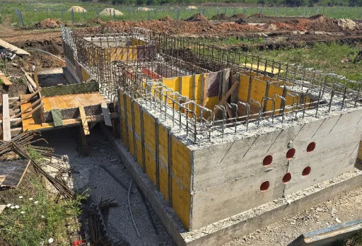 Bau der Fundamente für ein Photovoltaikkraftwerk in der Nähe von Dobrich