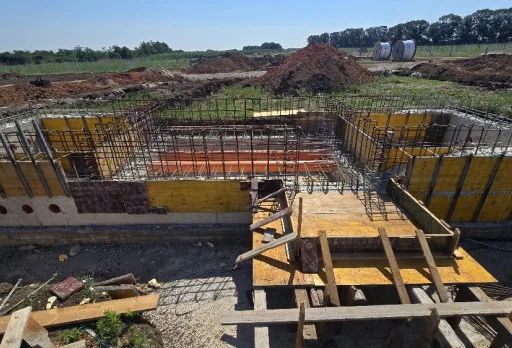 Bau der Fundamente für ein Photovoltaikkraftwerk in der Nähe von Dobrich