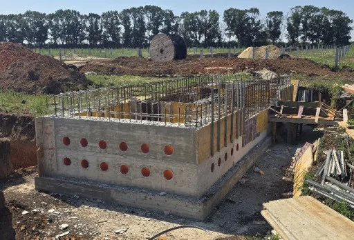 Bau der Fundamente für ein Photovoltaikkraftwerk in der Nähe von Dobrich