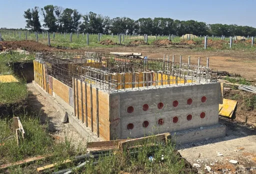 Bau der Fundamente für ein Photovoltaikkraftwerk in der Nähe von Dobrich