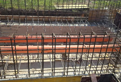Bau der Fundamente für ein Photovoltaikkraftwerk in der Nähe von Dobrich