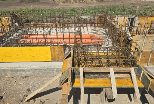 Bau der Fundamente für ein Photovoltaikkraftwerk in der Nähe von Dobrich