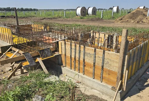 Bau der Fundamente für ein Photovoltaikkraftwerk in der Nähe von Dobrich