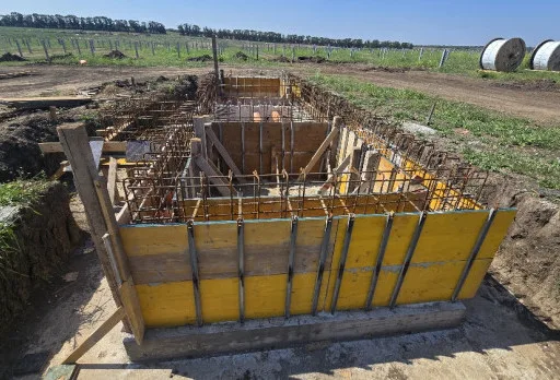 Bau der Fundamente für ein Photovoltaikkraftwerk in der Nähe von Dobrich