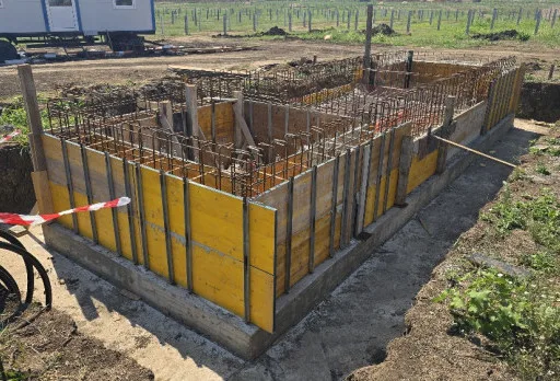 Bau der Fundamente für ein Photovoltaikkraftwerk in der Nähe von Dobrich