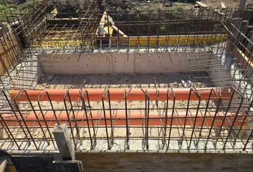Bau der Fundamente für ein Photovoltaikkraftwerk in der Nähe von Dobrich